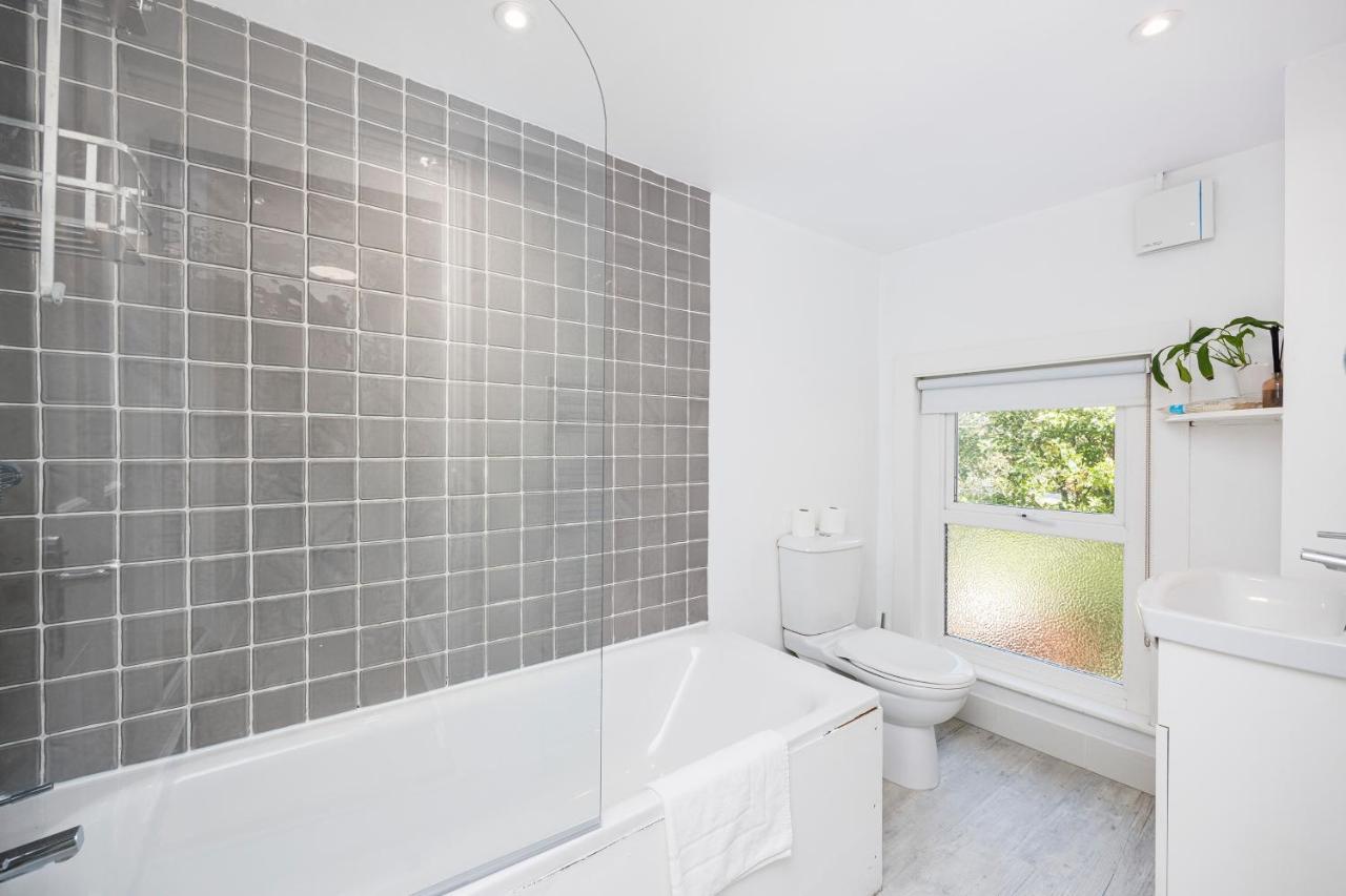 Welcomestay Colliers Wood Two Bed Apartment - Home Away From Home ลอนดอน ภายนอก รูปภาพ