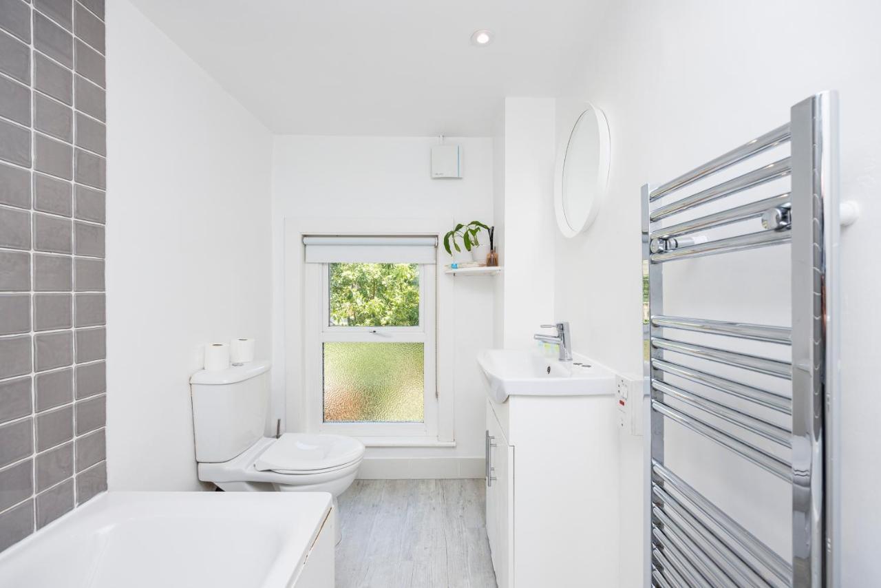 Welcomestay Colliers Wood Two Bed Apartment - Home Away From Home ลอนดอน ภายนอก รูปภาพ