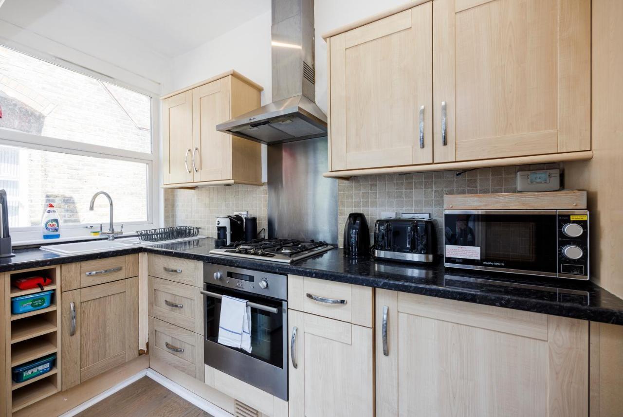 Welcomestay Colliers Wood Two Bed Apartment - Home Away From Home ลอนดอน ภายนอก รูปภาพ